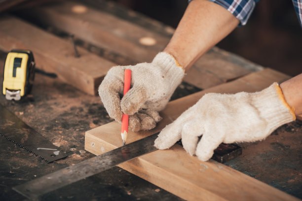 木匠在车间用尺子测量木材的特写(复古色调)图片下载