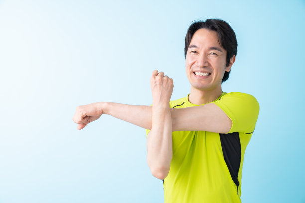 从事体育运动的中年男子图片下载