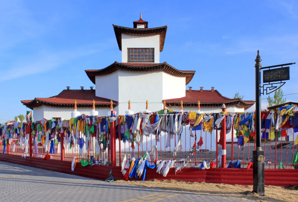 Tsechenling佛寺。孜勒。图瓦共和国。俄罗斯。05.14.2015。俄罗斯“亚洲中心公园”标志上的题词。图片下载