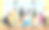 团队合作的男男女女坐在办公桌前图片下载