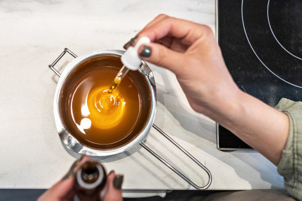 俯视图热可可黄油融化在水浴中使身体皮肤护理化妆品。烹饪过程中，添加芳香油。家庭spa。小型企业图片下载