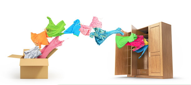 移动和运输衣服的概念。衣服从衣架上飞起来，飞进一个孤立在白色背景上的纸箱里图片下载