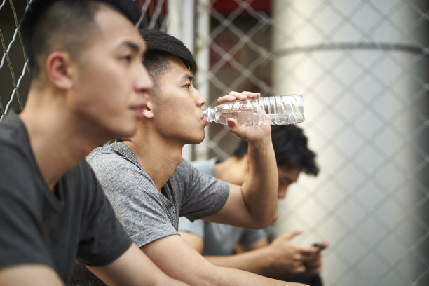 亚洲运动员在户外运动后休息图片下载