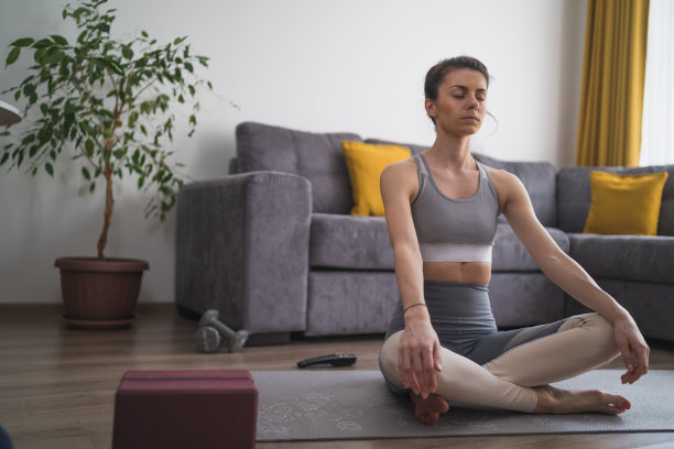 瑜伽女孩在家练习冥想图片下载
