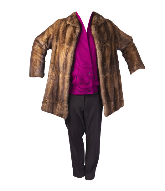 女式长裤，秋季大衣和针织毛衣孤立在一个白色的背景。图片下载