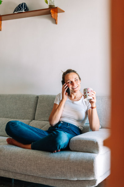 微笑漂亮的年轻女子使用有趣的手机应用程序。库存图片图片下载