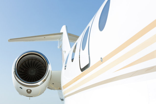 飞机引擎在一个晴朗的日子图片下载
