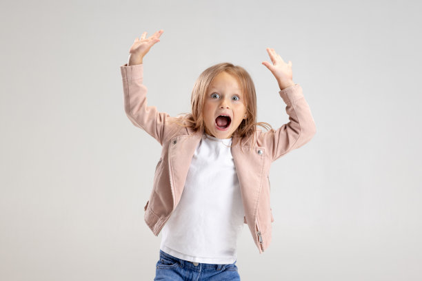 美丽的小女孩看起来惊讶在柔和的工作室背景图片下载