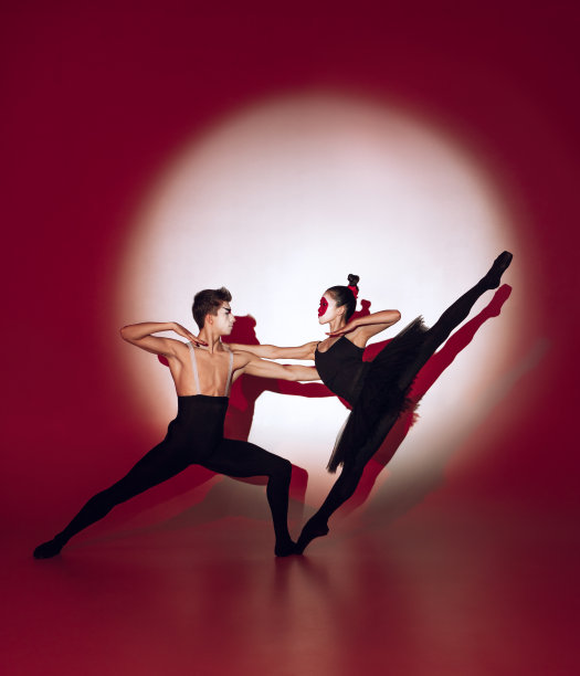 芭蕾舞者在红色的演播室背景上跳舞。现代设计。当代彩色概念光在日本升起的太阳。图片下载