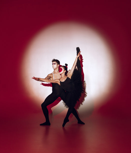 芭蕾舞者在红色的演播室背景上跳舞。现代设计。当代彩色概念光在日本升起的太阳。图片下载