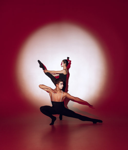 芭蕾舞者在红色的演播室背景上跳舞。现代设计。当代色彩缤纷的概念光就像日本升起的太阳。图片下载