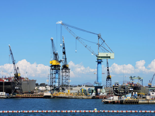 起重机在造船厂图片下载