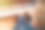 小男孩在家里弹钢琴。模糊，高角度，特写图片下载