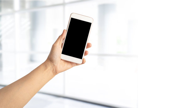 亚洲活跃的女性女士拿着手机在现代办公室交流工作图片下载