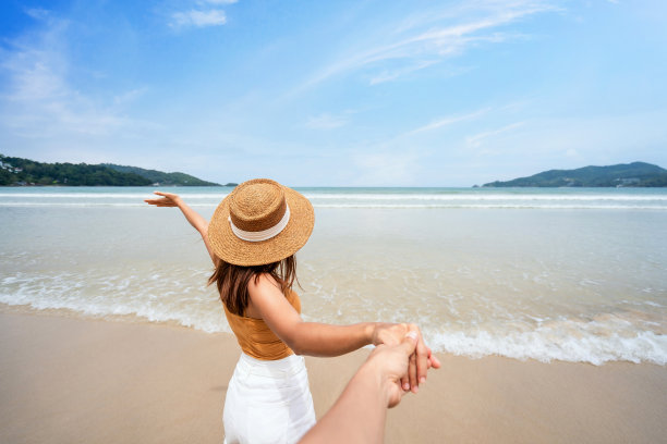 年轻的夫妇旅行者手牵手放松和享受在美丽的热带白色沙滩，暑假和旅游概念图片下载