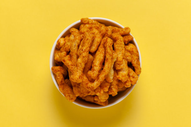 橘色香辣马铃薯膨化零食特写图片下载