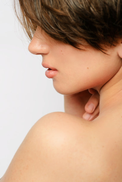 一个短发女人的背影。图片下载