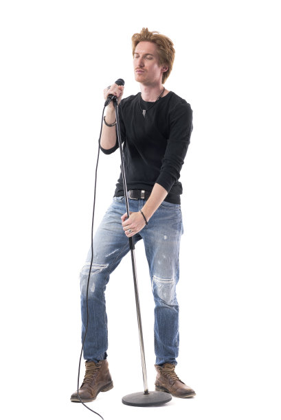 快乐的情绪摇滚歌手与麦克风享受与闭上眼睛。图片下载