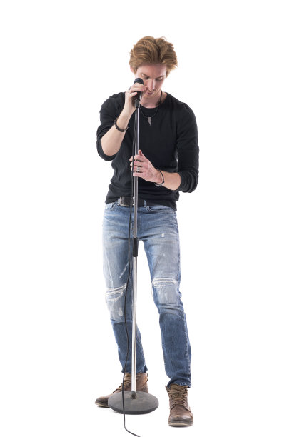 年轻时尚的摇滚男子在音乐会前准备和调整麦克风图片下载