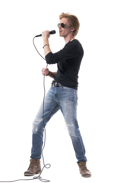 热情的摇滚歌手在麦克风上充满活力地大声歌唱。图片下载