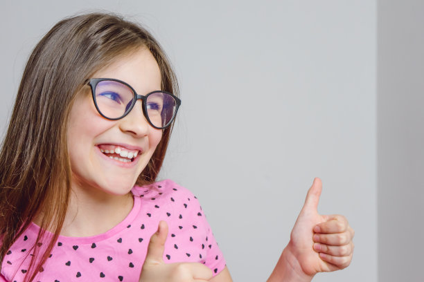 一个可爱美丽的8岁女孩的肖像戴眼镜图片下载