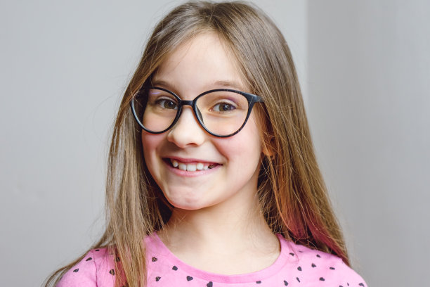 一个可爱美丽的8岁女孩的肖像戴着眼镜图片下载