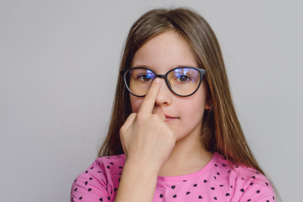 一个可爱美丽的8岁女孩的肖像戴眼镜图片下载