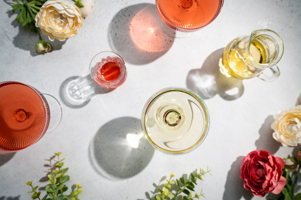 起泡葡萄酒或香槟酒杯图片下载