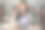 这是一名年轻的亚洲女大学生在大学教室里穿着学生制服在笔记本上学习和写作的照片图片下载
