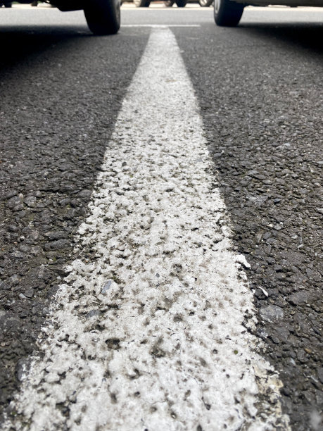 背景上有两个轮子的白色停车线图片下载