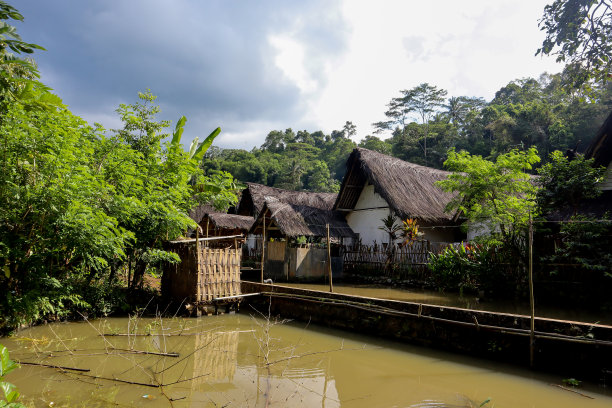 Kampung Naga或龙村是一个传统的sundanis村庄，位于negasari村地区图片下载