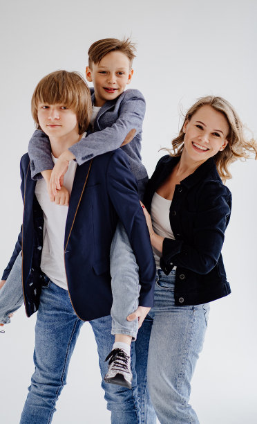 一位母亲带着两个穿着蓝色衣服的儿子在拍照图片下载