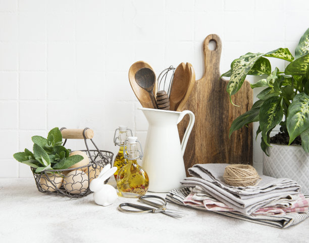 厨房用具、工具和餐具放在背景白瓷砖墙上。图片下载