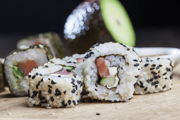 由米饭和鳟鱼或三文鱼配鳄梨做成的寿司图片下载