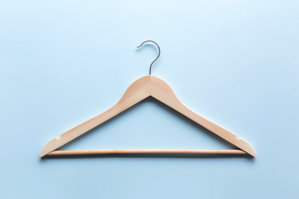 黑色星期五或服装行业概念上的蓝色背景与木制衣架图片下载