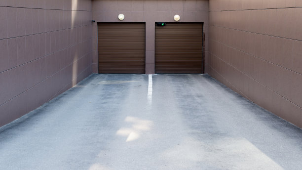 地下停车场入口，大门紧闭图片下载