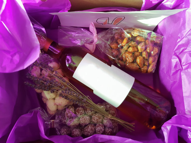 顶视图的礼物盒与复活节糖果和麝香葡萄酒瓶子图片下载