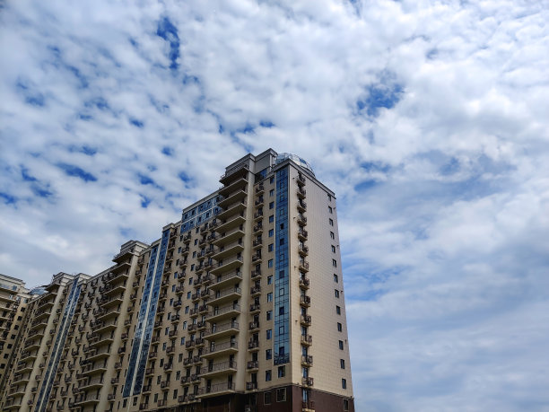 办公室摩天大楼在天空中图片下载