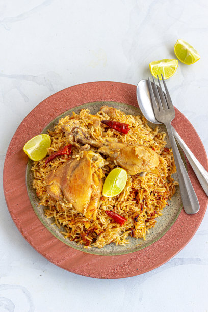 一锅鸡和米饭的自上而下照片，印度美食摄影图片下载