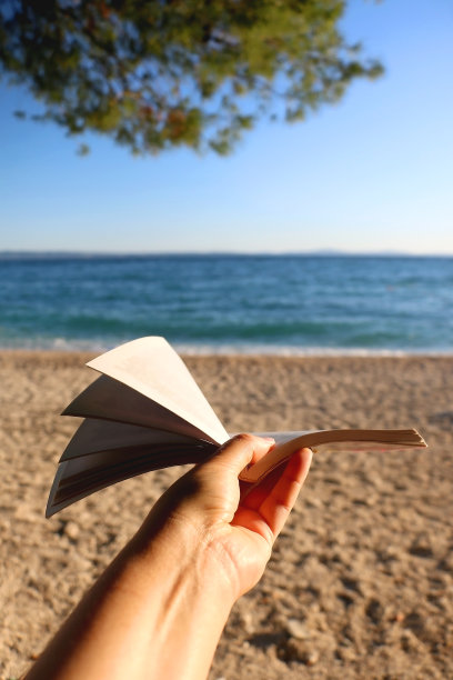 在沙滩上阅读图片下载