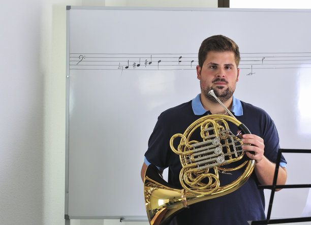 专业人士用萨克斯管演奏爵士乐图片下载