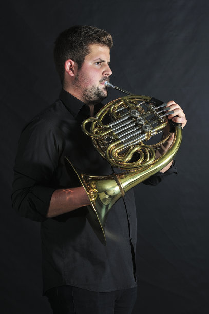 专业人士用萨克斯管演奏爵士乐图片下载