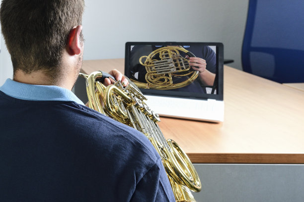 学生用电脑学习音乐图片下载