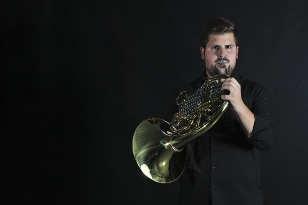 专业人士用萨克斯管演奏爵士乐图片下载