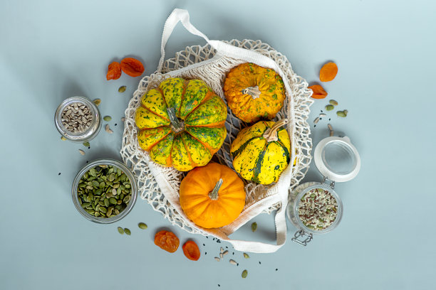 零浪费健康食品南瓜、种子、蔬菜、干果平铺在蓝色背景上。杂货装在纺织袋里，玻璃瓶里。环保、无塑料、低垃圾的生活方式。图片下载