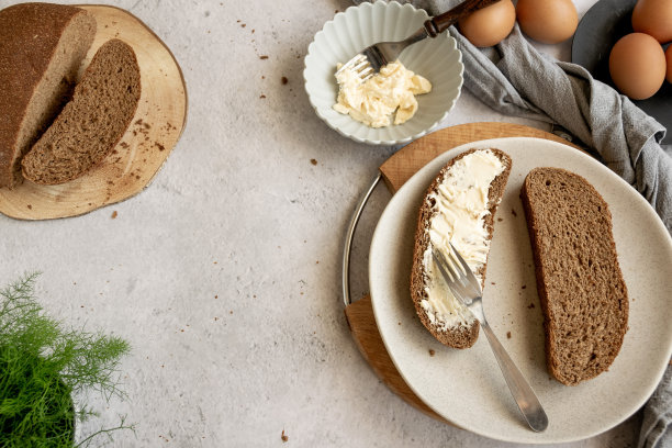 准备健康农场早餐的原料-鸡蛋，全麦黑面包，山羊奶油奶酪和新鲜生茴香图片下载