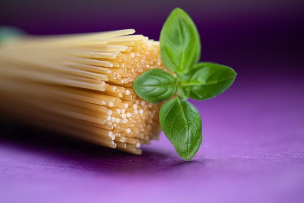 意大利面和罗勒(粗制)图片下载