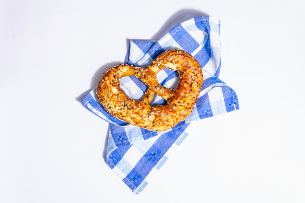 啤酒节概念——传统餐巾纸上的椒盐卷饼图片下载