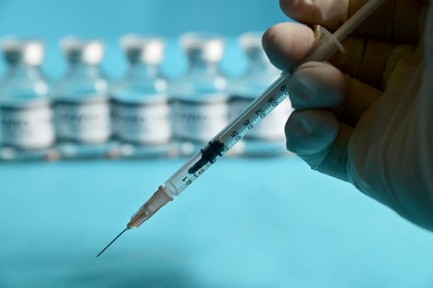 医生或护士手握注射器图片下载