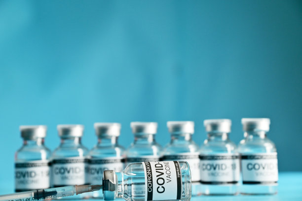 COVID-19疫苗玻璃瓶和注射器图片下载